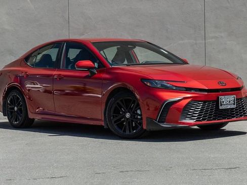 Used 2025 Toyota Camry SE w/ Convenience Package image 17