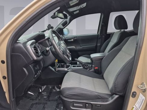 Used 2020 Toyota Tacoma TRD Sport AWD/4WD image 10