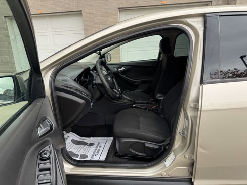Used 2018 Ford Focus SE w/ SE Appearance Package image 8