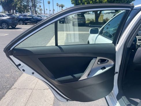 Used 2011 Toyota Camry SE w/ SE Extra-Value Pkg #1 FWD image 18