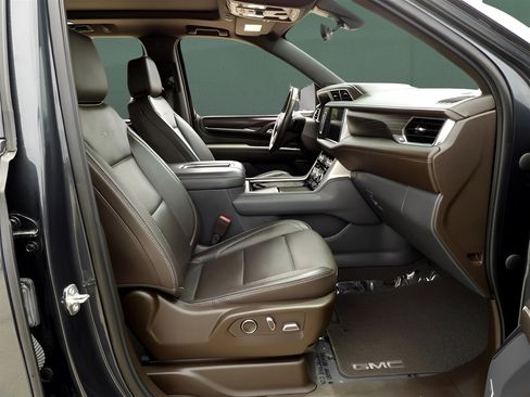 Used 2021 GMC Yukon Denali w/ Denali Premium Package image 18