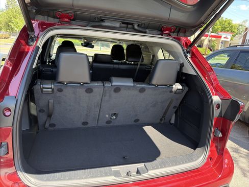 Used 2023 Toyota Highlander XLE AWD/4WD image 28