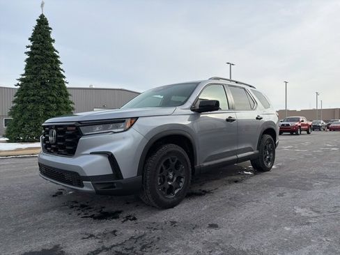 Used 2025 Honda Pilot TrailSport image 3