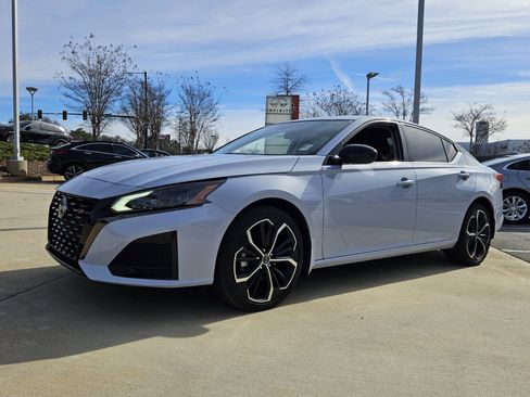 Used 2023 Nissan Altima 2.5 SR image 1