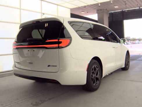 Used 2022 Chrysler Pacifica Touring-L w/ Uconnect Theater Family Group FWD image 4