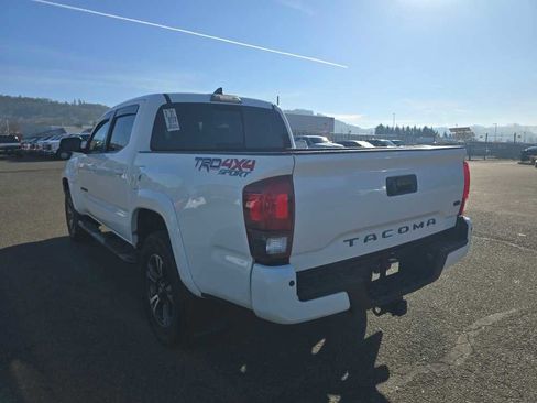 Used 2019 Toyota Tacoma TRD Sport image 2