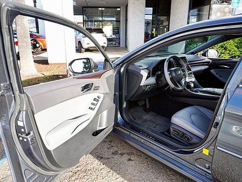 Used 2019 Toyota Avalon XLE image 35