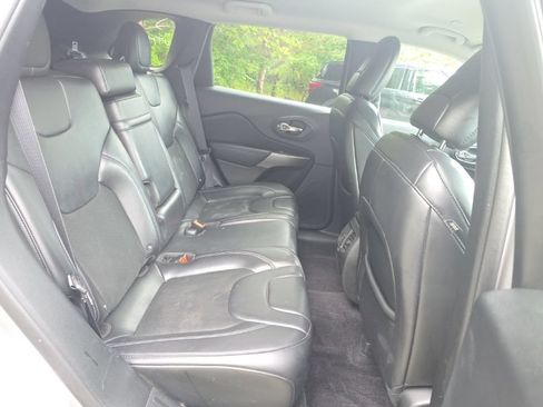 Used 2019 Jeep Cherokee Latitude Plus AWD/4WD image 16