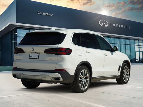 Used 2025 BMW X5 xDrive50e image 5