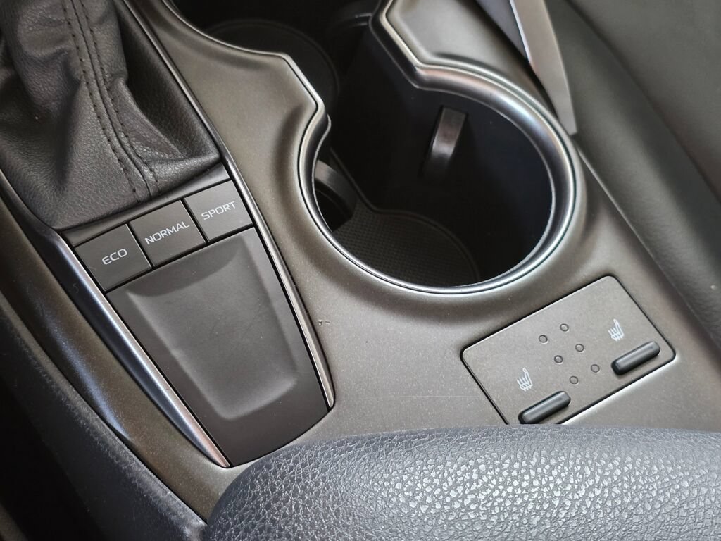 Used 2024 Toyota Camry SE w/ Cold Weather Package FWD image 33
