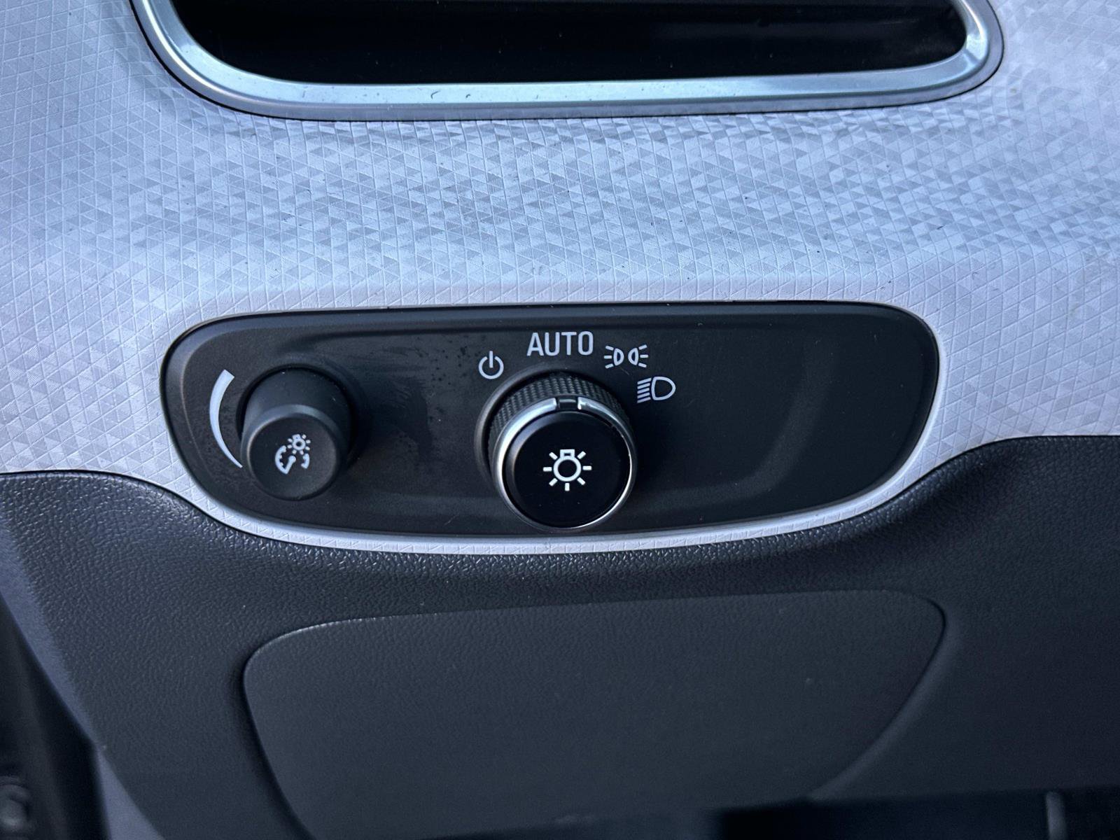 Used 2019 Chevrolet Bolt Premier w/ Infotainment Package FWD image 21