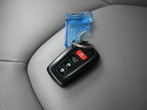 Used 2021 Toyota Highlander XLE AWD/4WD image 68