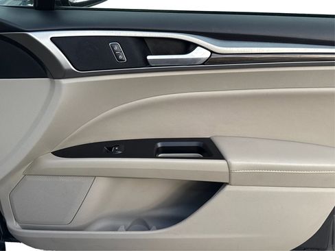 Used 2017 Ford Fusion SE image 22