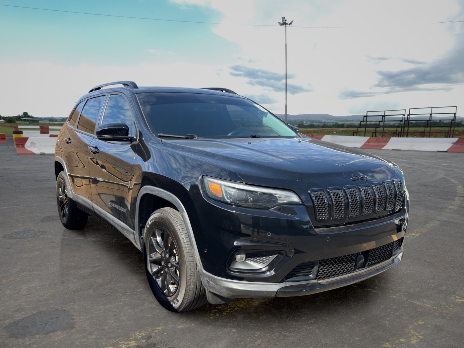 Used 2023 Jeep Cherokee Altitude Lux AWD/4WD image 2