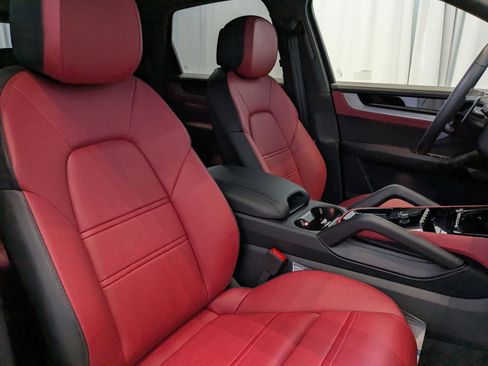 Used 2025 Porsche Cayenne image 23