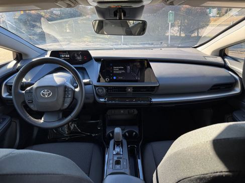 Used 2025 Toyota Prius LE image 28