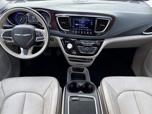 Used 2020 Chrysler Pacifica Limited image 16