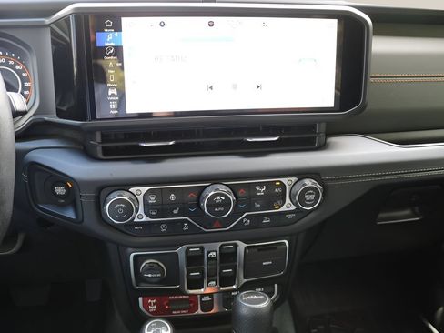 Used 2024 Jeep Gladiator Mojave AWD/4WD image 22