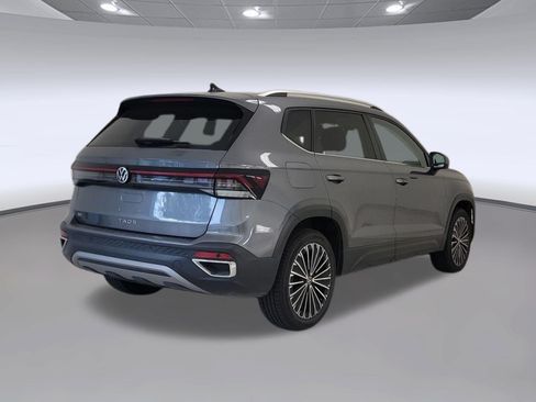 Used 2025 Volkswagen Taos SE FWD image 7