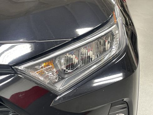 Used 2021 Toyota RAV4 XLE w/ Convenience Package FWD image 6