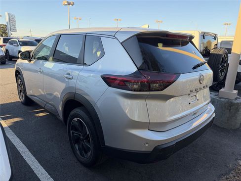 Used 2025 Nissan Rogue SV image 6