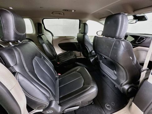 Used 2024 Chrysler Pacifica Touring-L FWD image 27