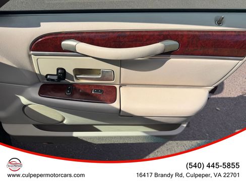 Used 2004 Lincoln Town Car Signature RWD image 15