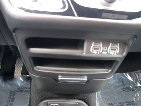 Used 2025 Chrysler Pacifica Select FWD image 33