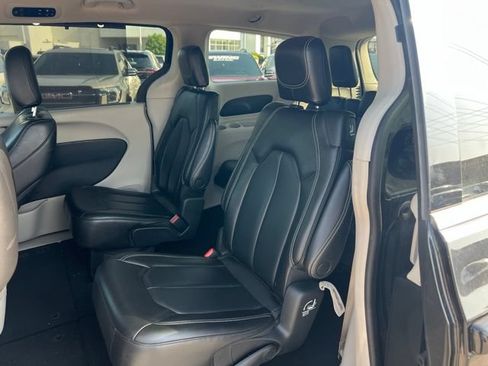 Used 2023 Chrysler Pacifica Touring-L FWD image 7