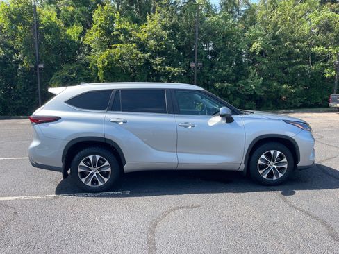 Used 2024 Toyota Highlander XLE AWD/4WD image 21