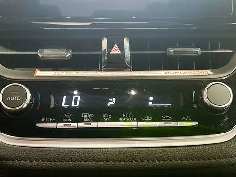 Used 2025 Toyota Corolla SE FWD image 13