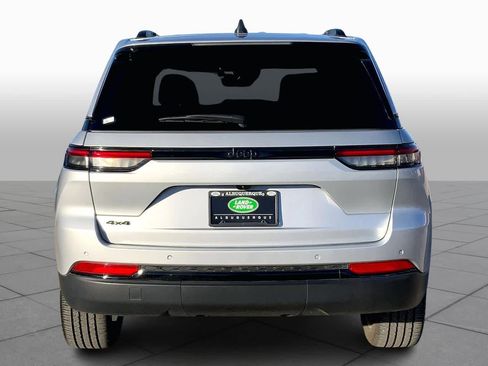 Used 2024 Jeep Grand Cherokee Altitude image 4