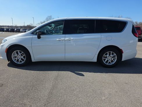 Used 2024 Chrysler Pacifica Touring-L image 8