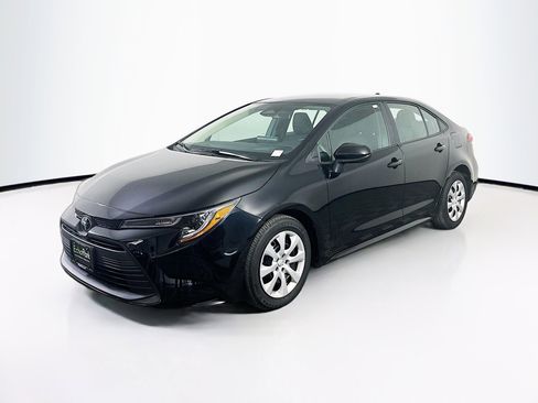 Used 2025 Toyota Corolla LE image 3