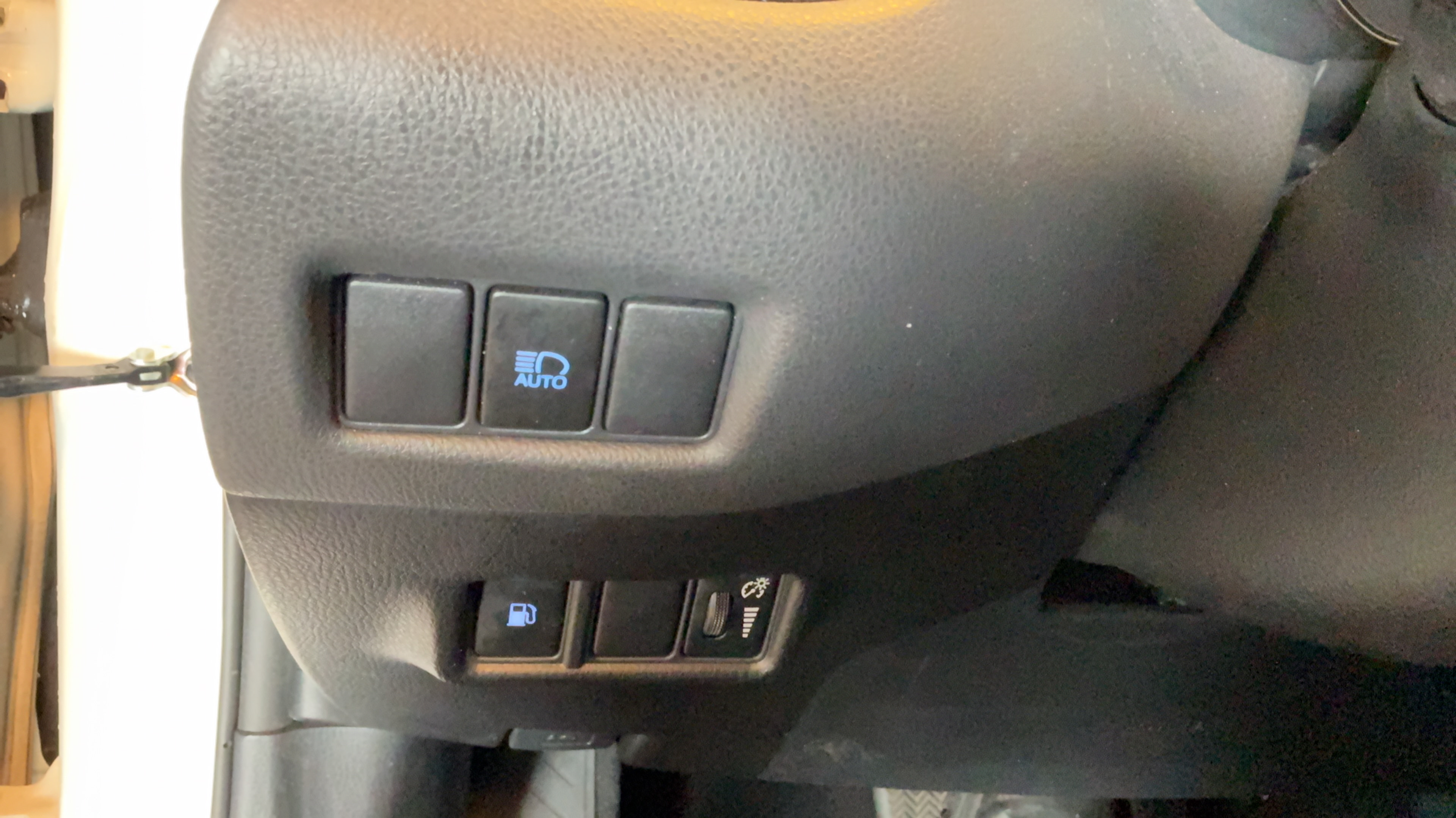 Used 2019 Toyota C-HR XLE FWD image 18