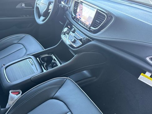New 2027 Chrysler Pacifica Limited FWD image 14