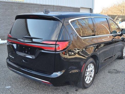 Used 2024 Chrysler Pacifica Touring-L image 8