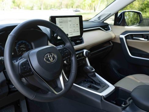 Used 2025 Toyota RAV4 Limited image 16