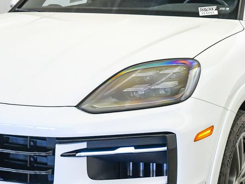 Used 2025 Porsche Cayenne AWD/4WD image 9