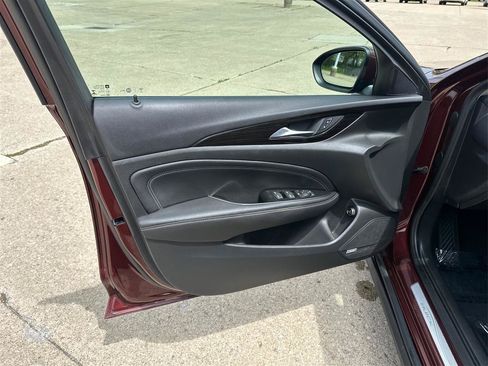 Used 2018 Buick Regal Essence w/ Driver Confidence Package #1 AWD/4WD image 21