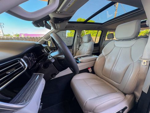 Used 2022 Jeep Wagoneer Series III w/ Premium Group I AWD/4WD image 26