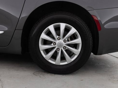 Used 2018 Chrysler Pacifica Touring-L w/ Premium Audio Group FWD image 20