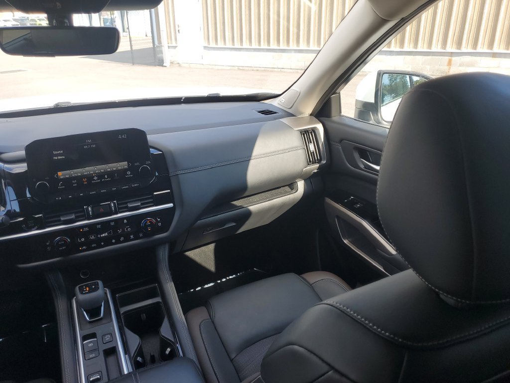 Certified 2025 Nissan Pathfinder Platinum w/ Cargo Package FWD image 24