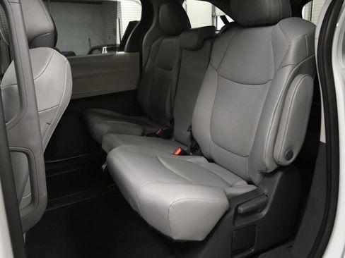Used 2024 Toyota Sienna XLE FWD image 21