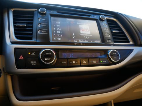 Used 2015 Toyota Highlander XLE image 26