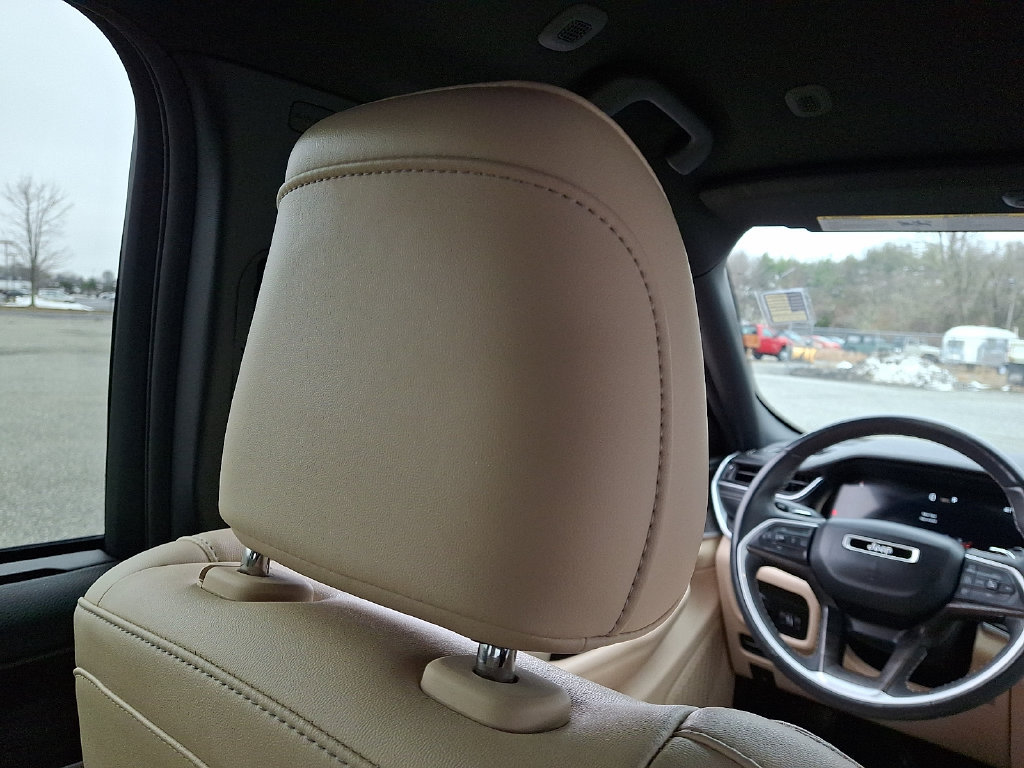 Used 2023 Jeep Grand Cherokee Limited w/ Luxury Tech Group II AWD/4WD image 14