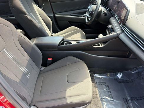 Used 2025 Hyundai Elantra SEL FWD image 29