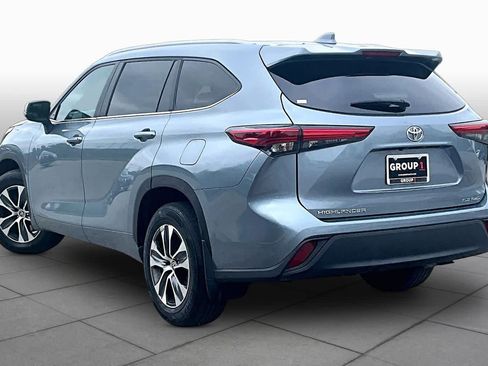 Used 2023 Toyota Highlander XLE AWD/4WD image 12