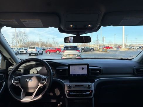 Used 2022 Ford Explorer XLT image 13