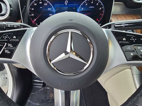 Used 2025 Mercedes-Benz GLC 300 4MATIC image 25